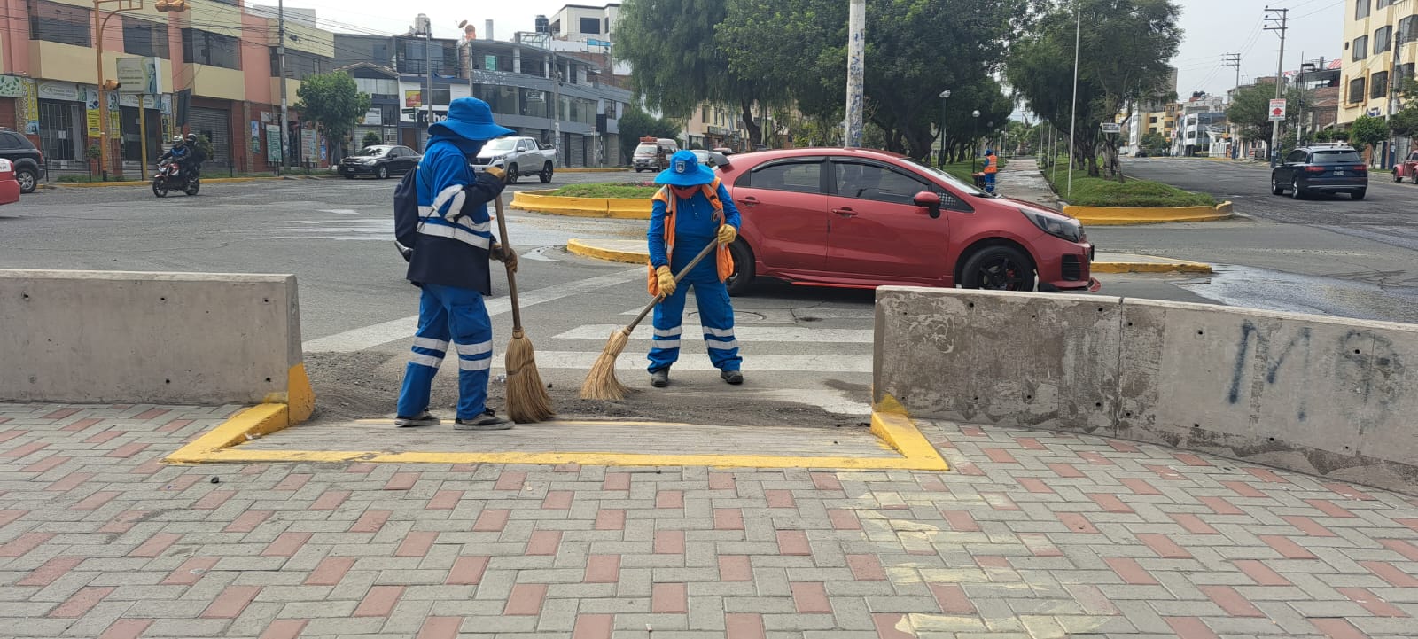 RECOGEN TIERRA Y BASURA ACUMULADA POR LAS LLUVIAS EN PASEO DE LA CULTURA EN BUSTAMANTE Y RIVERO