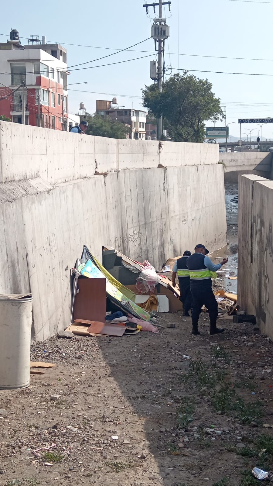 EFECTIVOS DE SERENAZGO Y COMISARIA DE BUSTAMANTE RETIRAN A EXTRANJEROS QUE OCUPABAN CAUCE DE LA TORR