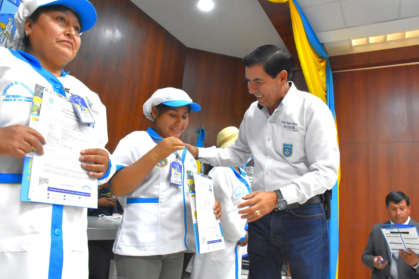 BUSTAMANTE Y RIVERO IMPLEMENTA TECNOLOGÍA PARA IDENTIFICAR A COMERCIANTES AMBULANTES